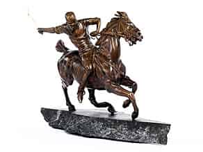 Detailabbildung:  Bronzeskulptur eines Polospielers