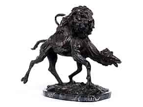 Detailabbildung:  Skulptur eines Löwen, ein Dromedar oder ein Kamel angreifend