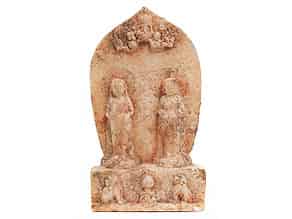 Detailabbildung:  Marmor-Stele mit zwei stehenden Bodhisattvas
