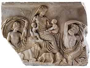 Detailabbildung:  Relief nach dem Vorbild des Tellusreliefs von der Ara Pacis in Rom, dem Friedensaltar des Kaisers Augustus, der im Jahre 9 v. Chr. eingeweiht wurde