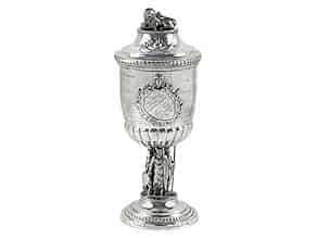 Detailabbildung:  Silberner Pokal für Friedrich Johann Epplin 1832 gegeben von den Offizieren des Offizier-Korps des Kgl. Bayer. 13. Linien-Infanterie-Regiments Bayreuth