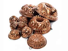 Detail images:  Konvolut von zehn Gugelhupf- und Pastetenformen in Kupfer, innen verzinnt