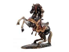 Detailabbildung:  Schnitzfigur eines springenden Pferdes