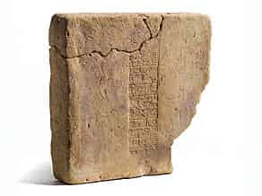 Detailabbildung:  Mesopotamischer Tonziegel mit Keilschrifttext
