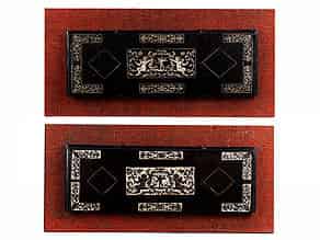 Detail images:  Paar ebonisierte Platten mit bildlichen Elfenbeineinlagen