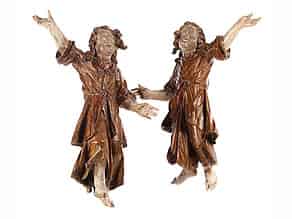 Detailabbildung:  Paar geschnitzte, bekleidete Engelsfiguren
