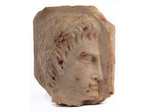Detailabbildung:  Kleines Marmor-Relief mit Darstellung eines Cäsarenkopfes (wohl Augustus)