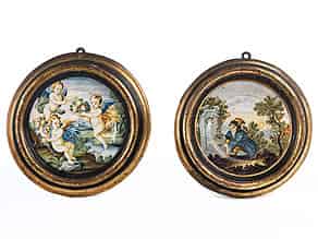 Detail images:  Paar bemalte Fayence-Tondi in ebonisierten und vergoldeten Holzrahmen