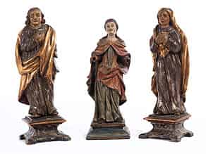 Detail images:  Drei kleine, geschnitzte Heiligenfiguren
