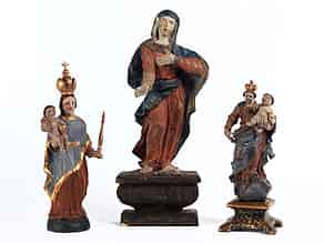 Detailabbildung:  Drei geschnitzte Marienfiguren