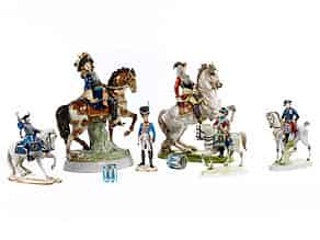 Detailabbildung:  Konvolut von fünf Porzellan-Reiterfiguren und einer Porzellan-Soldatenfigur sowie zwei Porzellan-Trommeln