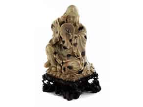 Detailabbildung:  Specksteinfigur eines sitzenden Lohan