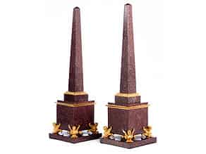 Detail images:  Paar exzellente Zier-Obelisken in rotem Porphyr mit vergoldeter Bronzemontierung