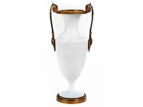 Detailabbildung:  † Kaminvase in weißem Milchglas mit Bronzemontierungen