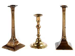 Detailabbildung:  Konvolut von drei Tischkerzenleuchtern in Bronze