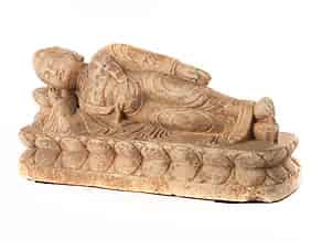 Detail images:  Liegende Buddhafigur in weißem Marmor „Buddha Parinirvana“