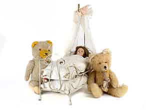 Detailabbildung:  Puppenbett mit Puppe und zwei Teddys