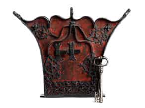 Detail images:  Eisernes Zungenschloss im gotischen Stil