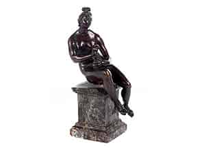 Detailabbildung:  Bronzefigur einer sitzenden Venus