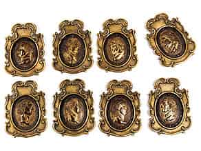 Detailabbildung:  Satz von acht ovalen Bronzeplaketten mit Cäsaren-Bildnissen