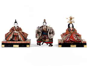 Detailabbildung:  Drei japanische, bekleidete Figuren