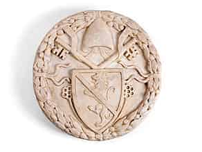 Detailabbildung:  Marmortondo mit dem Wappen von Papst Paul II