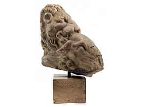 Detailabbildung:  Großes Steinfigurenfragment mit Darstellung eines Löwenkopfes, der ein gehörntes Tier reißt