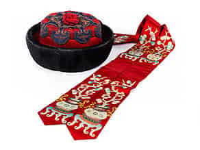 Detailabbildung:  Kopfbedeckung eines japanischen Würdenträgers in roter und blauer Seide