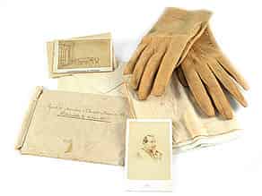 Detailabbildung:  Paar Handschuhe, ein Taschentuch und weitere Objekte aus dem ehemaligen Besitz Napoleon III, des letzten Kaisers der Franzosen