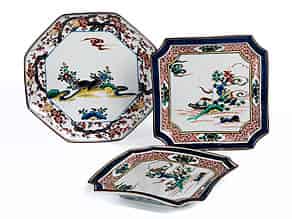Detailabbildung:  Paar quadratische sowie ein achteckiger Teller im Chinoiserie-Stil
