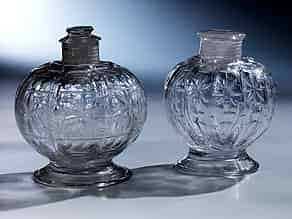 Detailabbildung:  Zwei kugelförmige Glasgefäße
