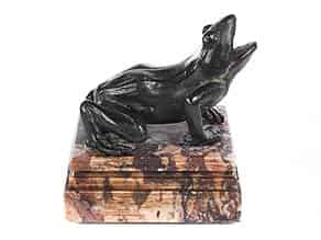 Detailabbildung:  Bronzefigur eines wasserspeienden Frosches