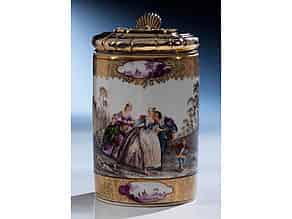 Detailabbildung:  Musealer, reich dekorierter und bemalter Meissener Porzellan-Walzenkrug mit Silberdeckel
