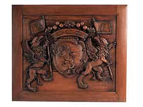 Detailabbildung:  Großes, geschnitztes Supraport- oder Boiserie-Wappen
