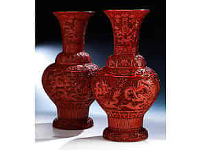 Detail images:  Paar große Vasen in Rotlackschnitzerei