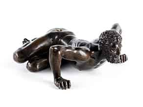 Detail images:  Bronzefigur eines am Boden liegenden Mannes