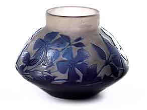 Detailabbildung:  Vase mit Clematisblüten