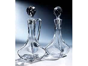 Detailabbildung:   Kristall-Likörkanne und gleich geformte Flasche, jeweils mit Glasstöpsel