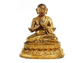 Detailabbildung:   Bronzefigur eines Bodhisattvas auf Lotusthron