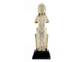 Detailabbildung:   Bodhisattva-Figur in hellgrüner Jade