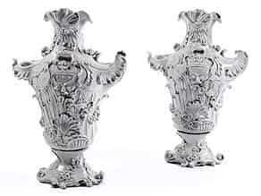 Detailabbildung:   Paar imposante, weiß glasierte Rokoko-Vasen