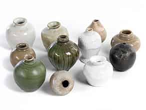 Detail images:   Konvolut von elf thailändischen Porzellan- und Keramikvasen