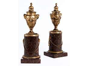 Detailabbildung:  Paar dekorative Kerzenständer in Vasenform in feuervergoldeter Bronze und Porphyr