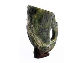 Detailabbildung:  Trinkgefäß in Form eines Rhytons in grüner Jade