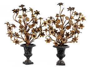 Detailabbildung:   Paar große, dekorative Kerzenhaltervasen mit Blumenschmuck
