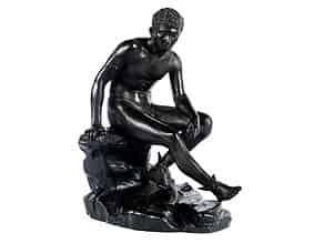Detailabbildung:  † Bronzefigur des jugendlichen, auf einem Felsblock sitzenden Gottes Hermes