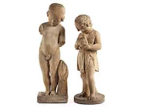 Detailabbildung:  Zwei Kinderfiguren in Marmor