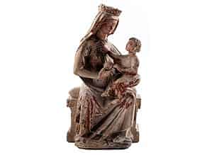 Detailabbildung:   Steinskulptur einer thronenden Madonna mit Kind