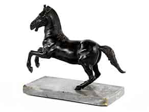 Detailabbildung:   Bronzefigur eines Pferdes