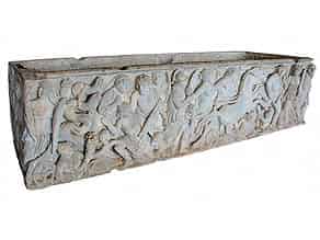 Detailabbildung:  Großer, römischer Marmor-Sarkophag mit Reliefdarstellung Raub der Proserpina 